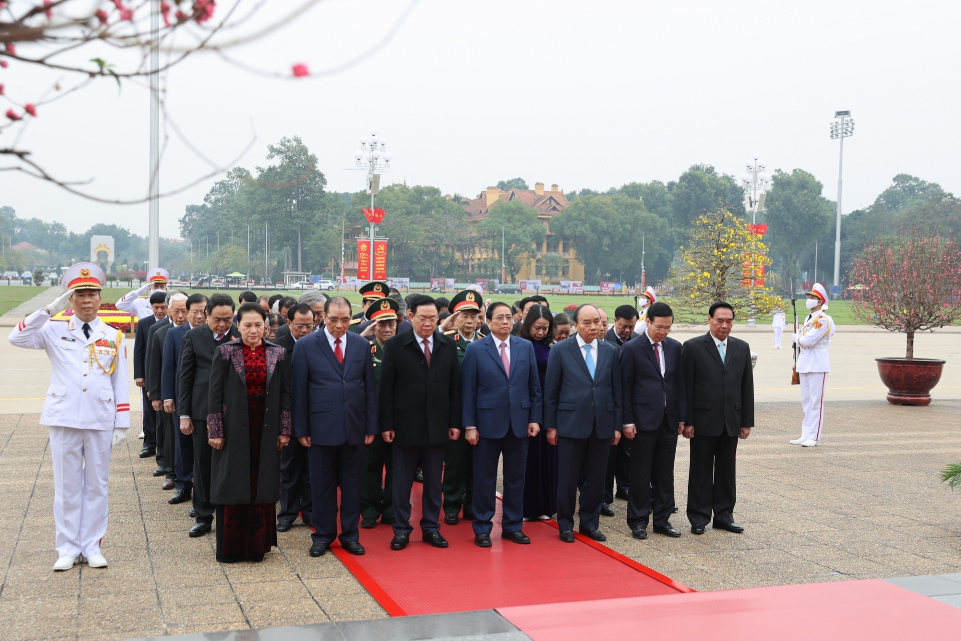 越南党和国家领导人春节拜谒胡志明主席陵。 越南党和国家领导人春节拜谒胡志明主席陵。