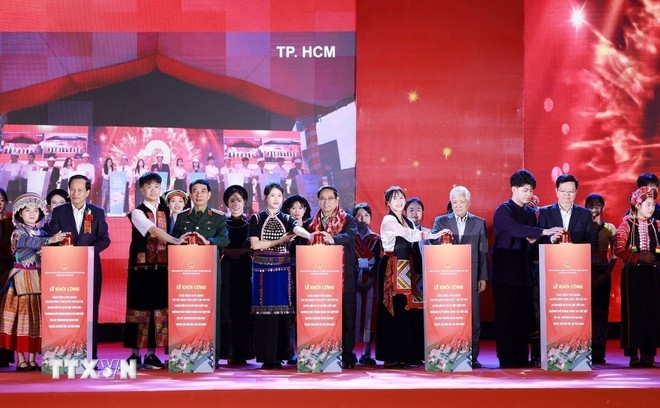 范明政总理与各位代表共同为越南太原省北部高地普通中学基础设施投资项目动工。