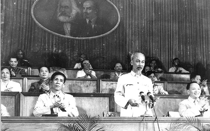 资料图片:胡志明主席与黎笋、长征同志在1960年9月5日至10日于首都河内召开的党的第三次全国代表大会上。 资料图片:胡志明主席与黎笋、长征同志在1960年9月5日至10日于首都河内召开的党的第三次全国代表大会上。