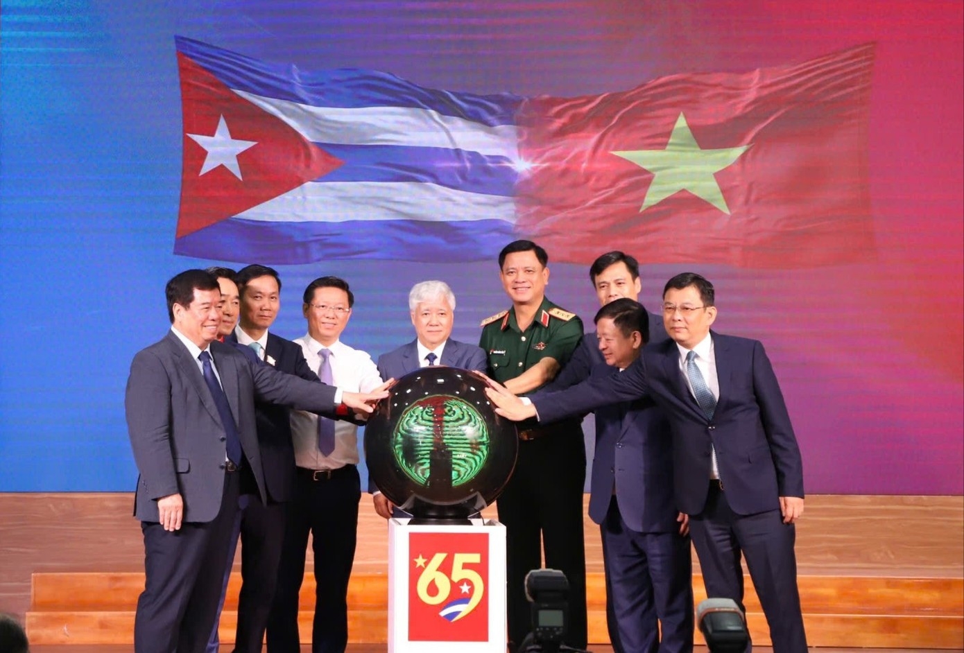 越南红十字会中央委员会刚与各单位配合组织主题为“越古情义65年”的动员支持古巴人民活动。 越南红十字会中央委员会刚与各单位配合组织主题为“越古情义65年”的动员支持古巴人民活动。