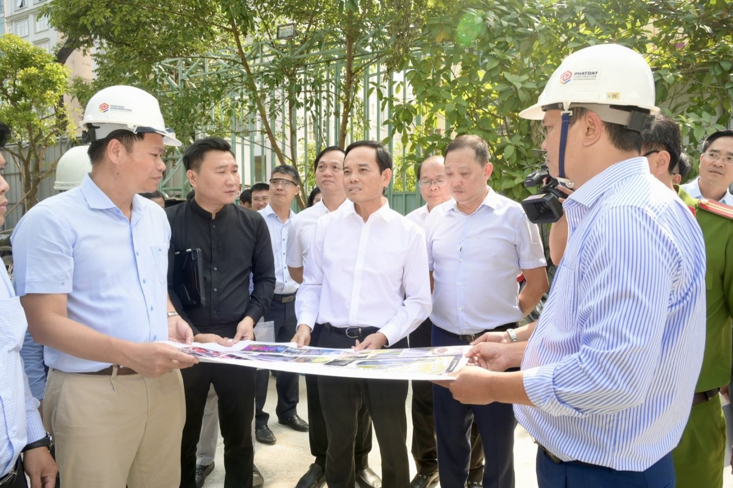 胡志明市设定目标到2030年成为文明、现代都市,充满活力的创新中心,深广融入国际。 胡志明市设定目标到2030年成为文明、现代都市,充满活力的创新中心,深广融入国际。