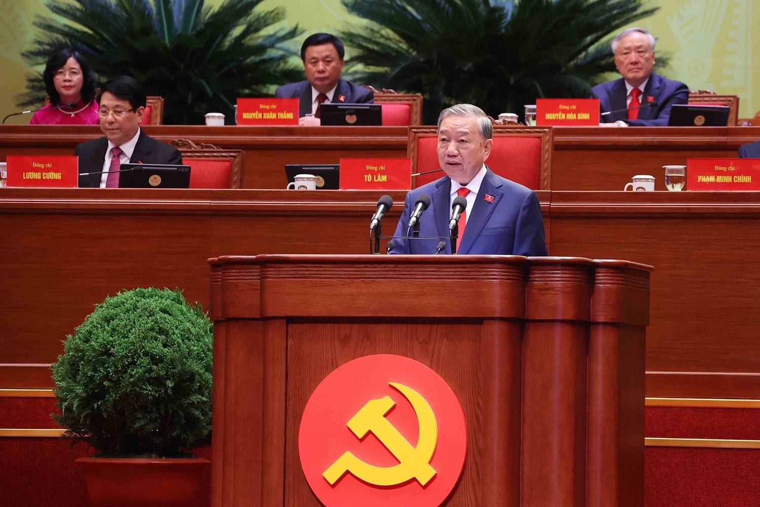 苏林总书记作关于提交越共十四大的各文件的第十三届中央委员会报告。 苏林总书记作关于提交越共十四大的各文件的第十三届中央委员会报告。