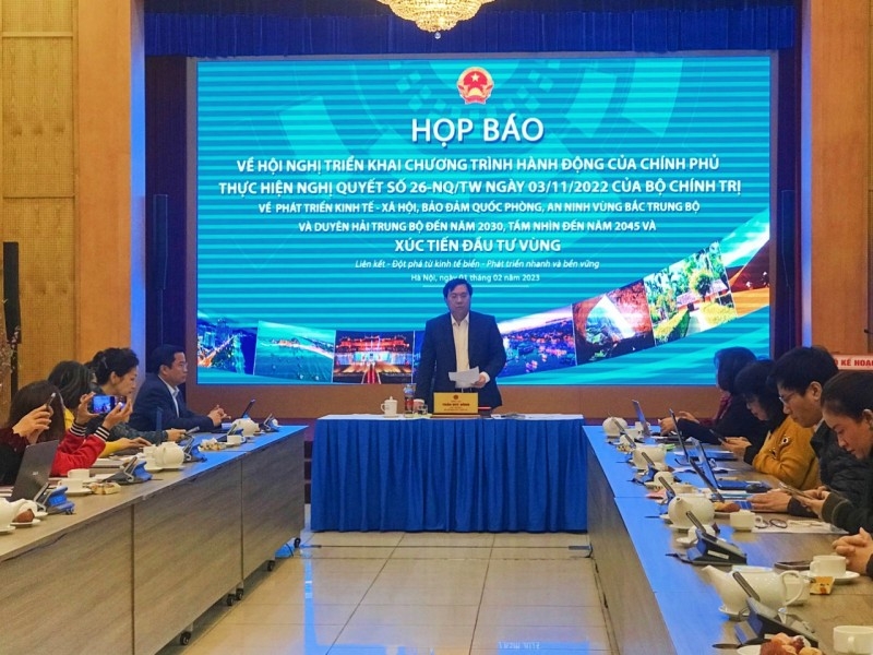 越南计划投资部副部长陈维东在新闻发布会上发言。图自越通社 越南计划投资部副部长陈维东在新闻发布会上发言。图自越通社