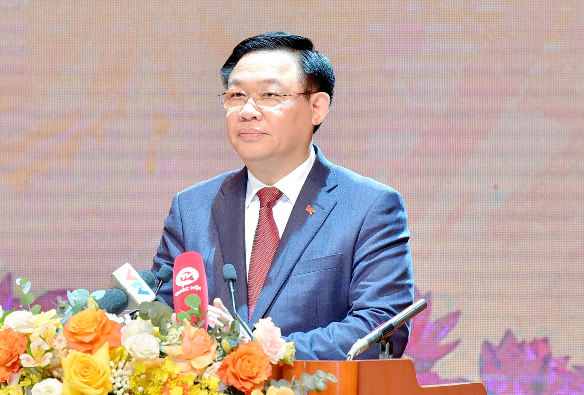 中国东兴市代表团祝贺越南共产党成立93周年 中国东兴市代表团祝贺越南共产党成立93周年