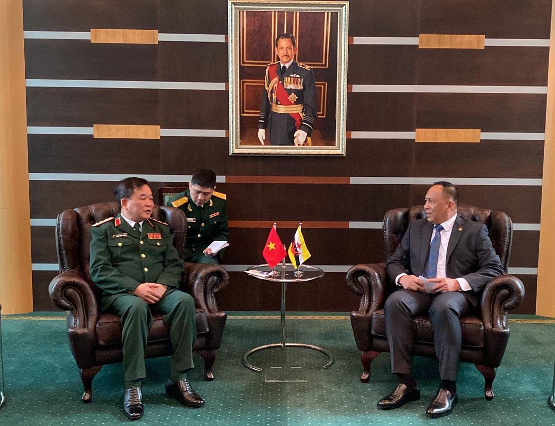 黄春战上将会见文莱国防部副部长Dato Seri Pahlawan Haji Abdul Razak bin Haji Abd. Kadir。图自人民军队报 黄春战上将会见文莱国防部副部长Dato Seri Pahlawan Haji Abdul Razak bin Haji Abd. Kadir。图自人民军队报