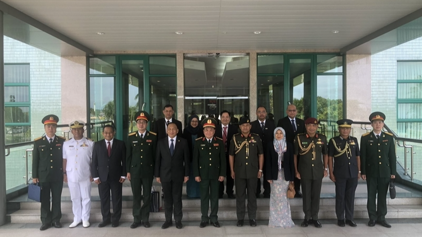 黄春战上将同文莱国防部副部长Dato Seri Pahlawan Haji Abdul Razak bin Haji Abd. Kadir以及两国军队代表合影。图自人民军队报 黄春战上将同文莱国防部副部长Dato Seri Pahlawan Haji Abdul Razak bin Haji Abd. Kadir以及两国军队代表合影。图自人民军队报