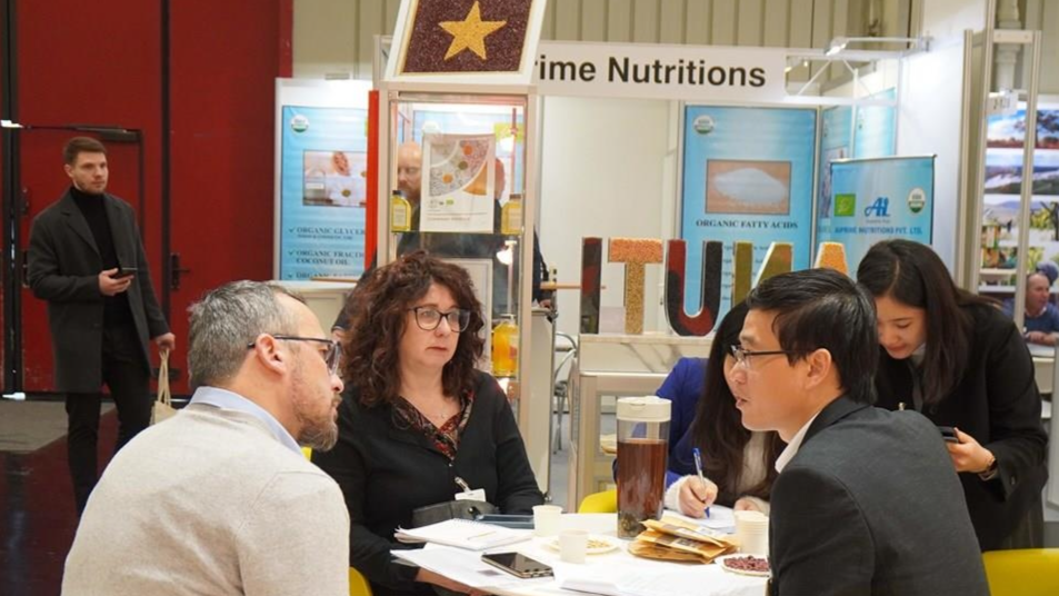 越南企业与德国伙伴在2023年德国纽伦堡有机食品展览会上交流。图自越通社