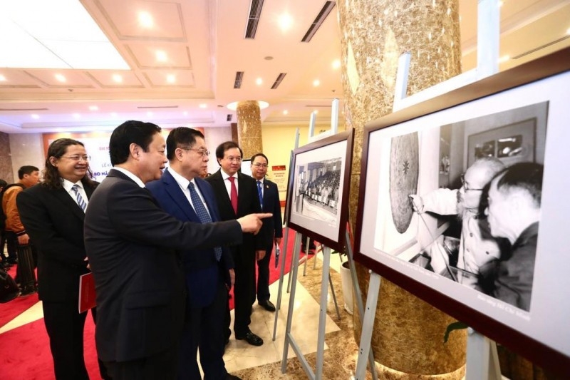 代表们参观图片展。图自越通社 代表们参观图片展。图自越通社