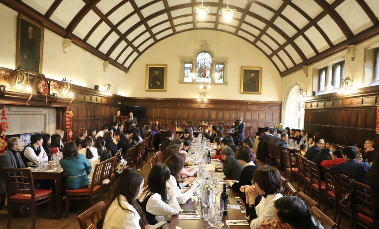 在英国和爱尔兰的越南知识分子协会年度见面会场景。 在英国和爱尔兰的越南知识分子协会年度见面会场景。