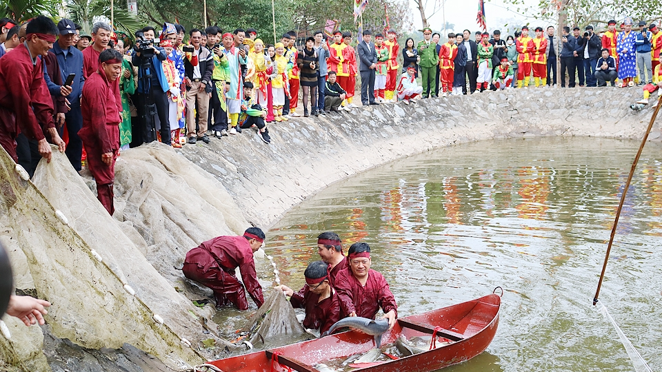 迎水祭鱼仪式。 迎水祭鱼仪式。