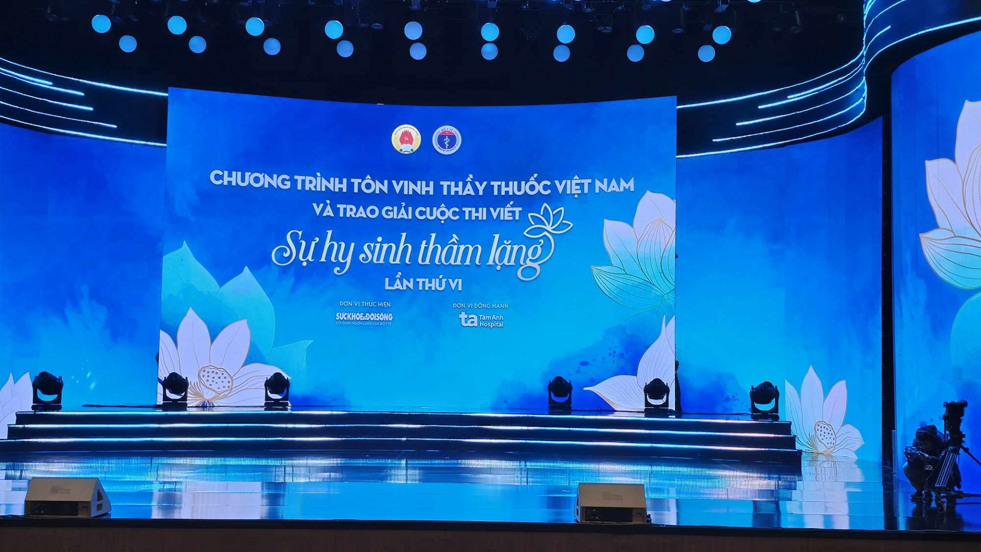 2月26日晚,越南医师表彰大会暨庆祝越南医师节69周年的第六届“默默牺牲”写作比赛总结颁奖仪式在河内还剑湖剧院举行。 2月26日晚,越南医师表彰大会暨庆祝越南医师节69周年的第六届“默默牺牲”写作比赛总结颁奖仪式在河内还剑湖剧院举行。