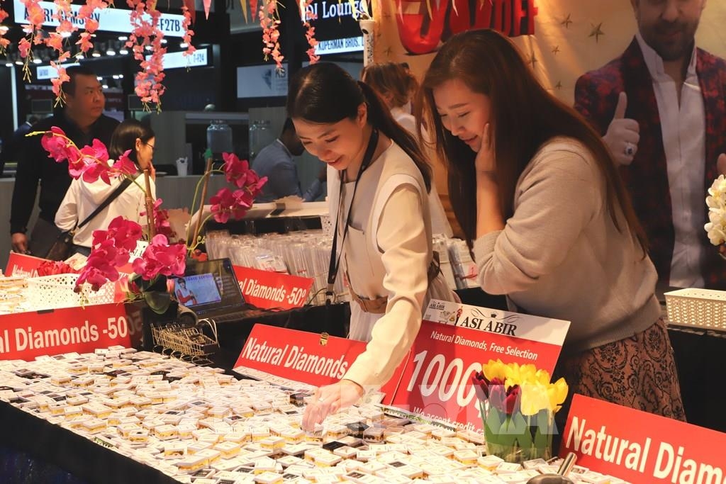 越南企业参加中国香港国际钻石、宝石及珍珠展。