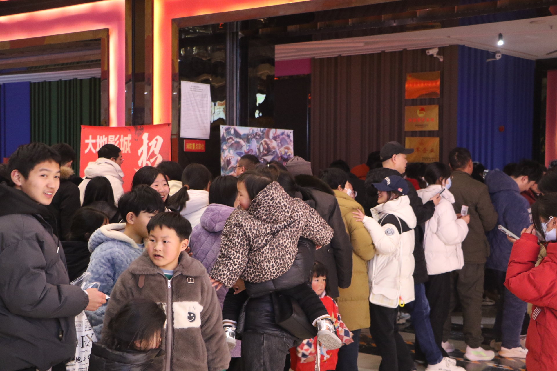 2月7日,安徽省固镇县一家电影院,等待观看电影《哪吒2》的市民排起了长队。 2月7日,安徽省固镇县一家电影院,等待观看电影《哪吒2》的市民排起了长队。