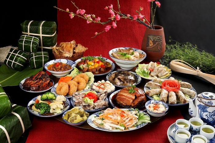 许多家庭准备整齐的年夜饭供品,以体现“饮水思源”的传统。 许多家庭准备整齐的年夜饭供品,以体现“饮水思源”的传统。