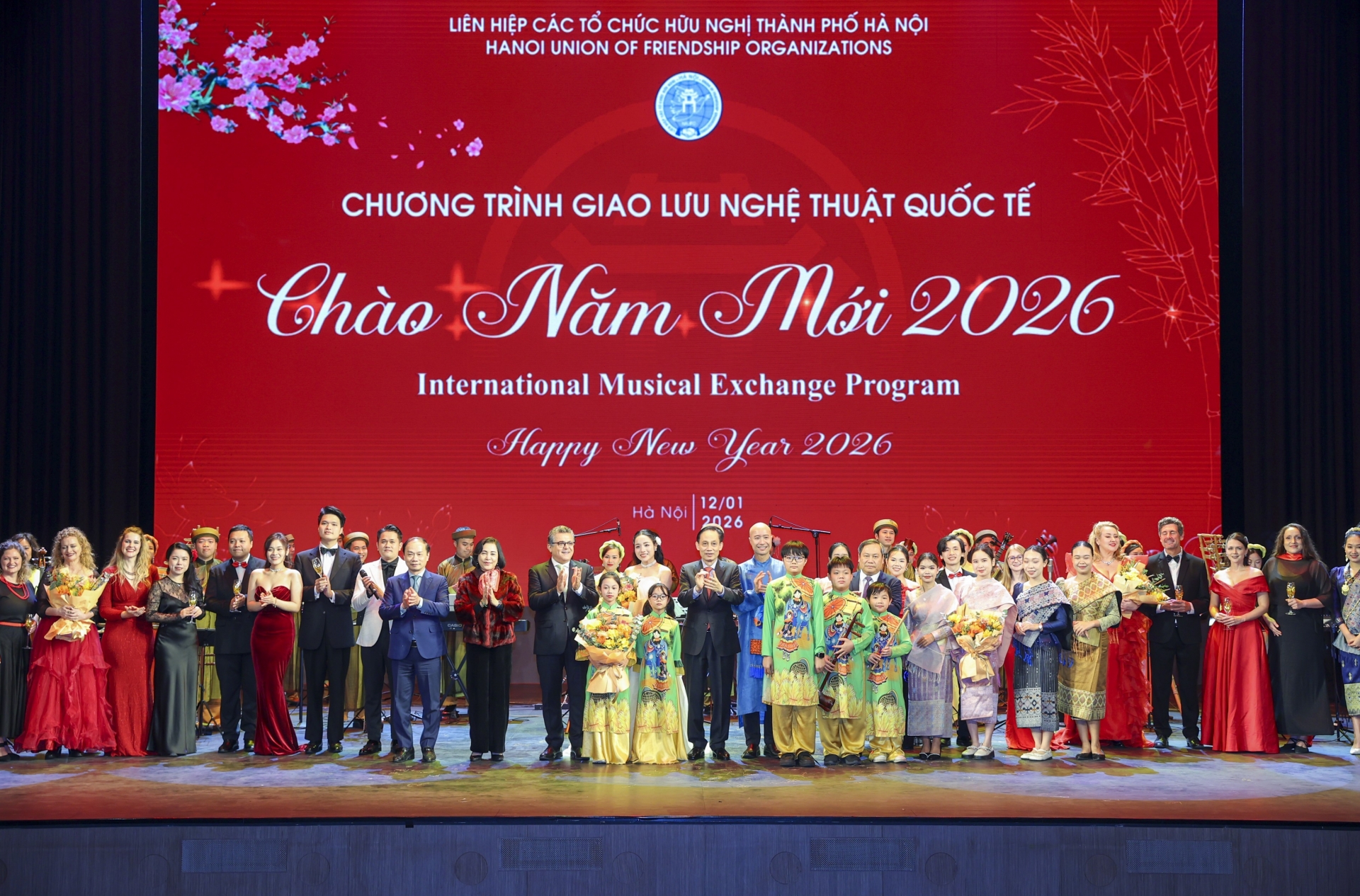 由河内市友好组织联合会于2026年1月12日在越南河内举办的“2026年国际艺术交流联欢会”。(摄影:丁和) 由河内市友好组织联合会于2026年1月12日在越南河内举办的“2026年国际艺术交流联欢会”。(摄影:丁和)