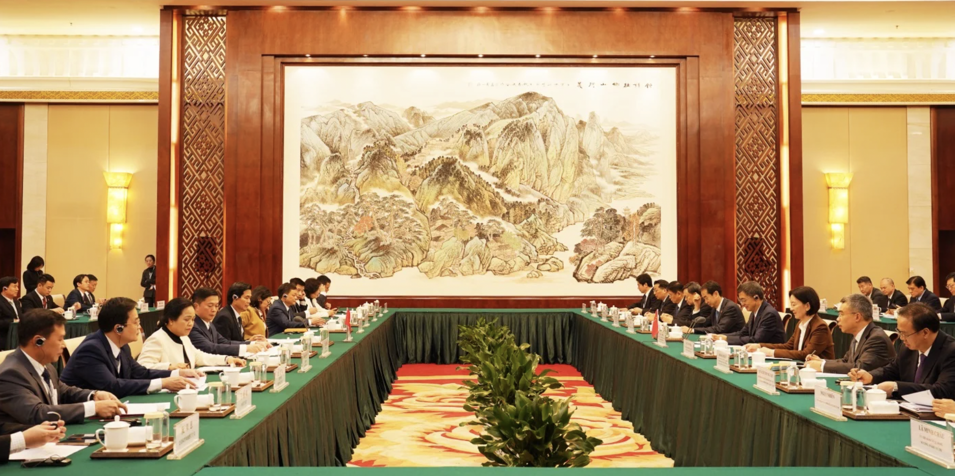 出席会谈的越南谅山省代表还有：省委常委、省人民委员会常务副主席丁友学（Đinh Hữu Học）同志；省委常务委员会各位同志及省相关厅、局、部门领导。越南驻南宁总领事阮氏红（Nguyễn Thị Hường）同志一同参加。 会谈上，越南谅山省委书记黄国庆同志通报了越南共产党第十四次全国代表大会（越共十四大）取得圆满成功的情况。他强调，在越共十四大成功后立即进行的通话中，两党两国高层领导人再次肯定，重视并优先按照深化全面战略合作伙伴关系、构建“具有战略意义的命运共同体”的方向发展越中关系。在此基础上，他建议两省区继续贯彻落实高层共识，将其具体化为切实的行动，加强友好交流与全面合作。 越南谅山省委书记同志表示赞同并支持中国广西方面的建议，表示将集中指导以在未来合作中实现强劲转变，为双方人民和企业带来切实利益。同时他强调，2026年是谅山省集中开展落实越共十四大决议和省党部第十八次代表大会决议的一年，目标是将本省建设成为越南北部中游和山区的增长极，在口岸经济、战略基础设施、投资环境、人力资源—数字化转型及文化社会发展方面实现突破。省委书记同志提出了6项重点合作内容，以供双方共同推动实质性、有效的落实。 中国广西壮族自治区党委书记陈刚同志对再次会见黄国庆书记同志及越南谅山省代表团表示高兴。他强调，继2025年12月富有成效的会谈后，双方在亲切的氛围中再次会面，体现了日益紧密的“同志加兄弟”关系。他祝贺越南共产党第十四次全国代表大会取得成功，并相信在新一届中央委员会的领导下，越南总体以及谅山省具体将继续快速、可持续发展，与中国广西的合作将日益走深走实，助力越南迈向“民族崛起的新纪元”。 中国广西壮族自治区党委书记同志肯定，双方一致同意继续将中国广西—越南谅山合作模式打造成为越中地方合作的典范；建议继续有效落实各项共识，重点推动以下合作内容：建设智慧口岸、加强经贸连接、应用人工智能、连接交通基础设施、推动标准轨铁路项目、提高通关便利化及加强边境管理合作等。同时，他表示相信双方合作将在未来取得更多巨大成果。