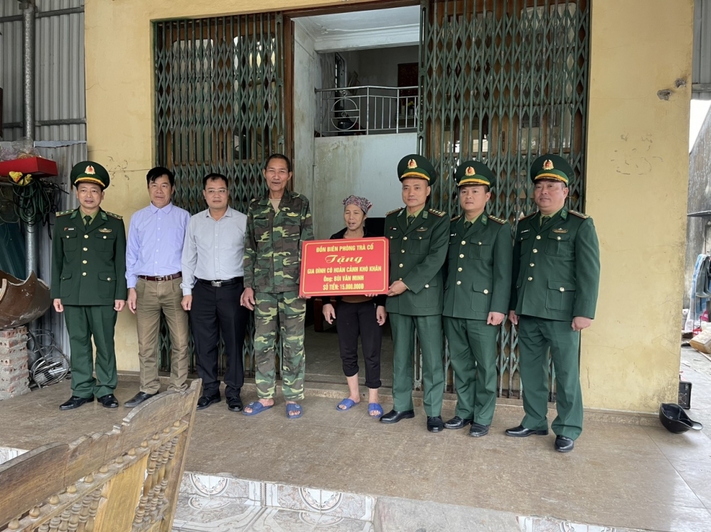 茶古边防站出资了1500万盾资助其家人修好木筏，帮助裴文明一家继续坚守在海边，早日安定下来。