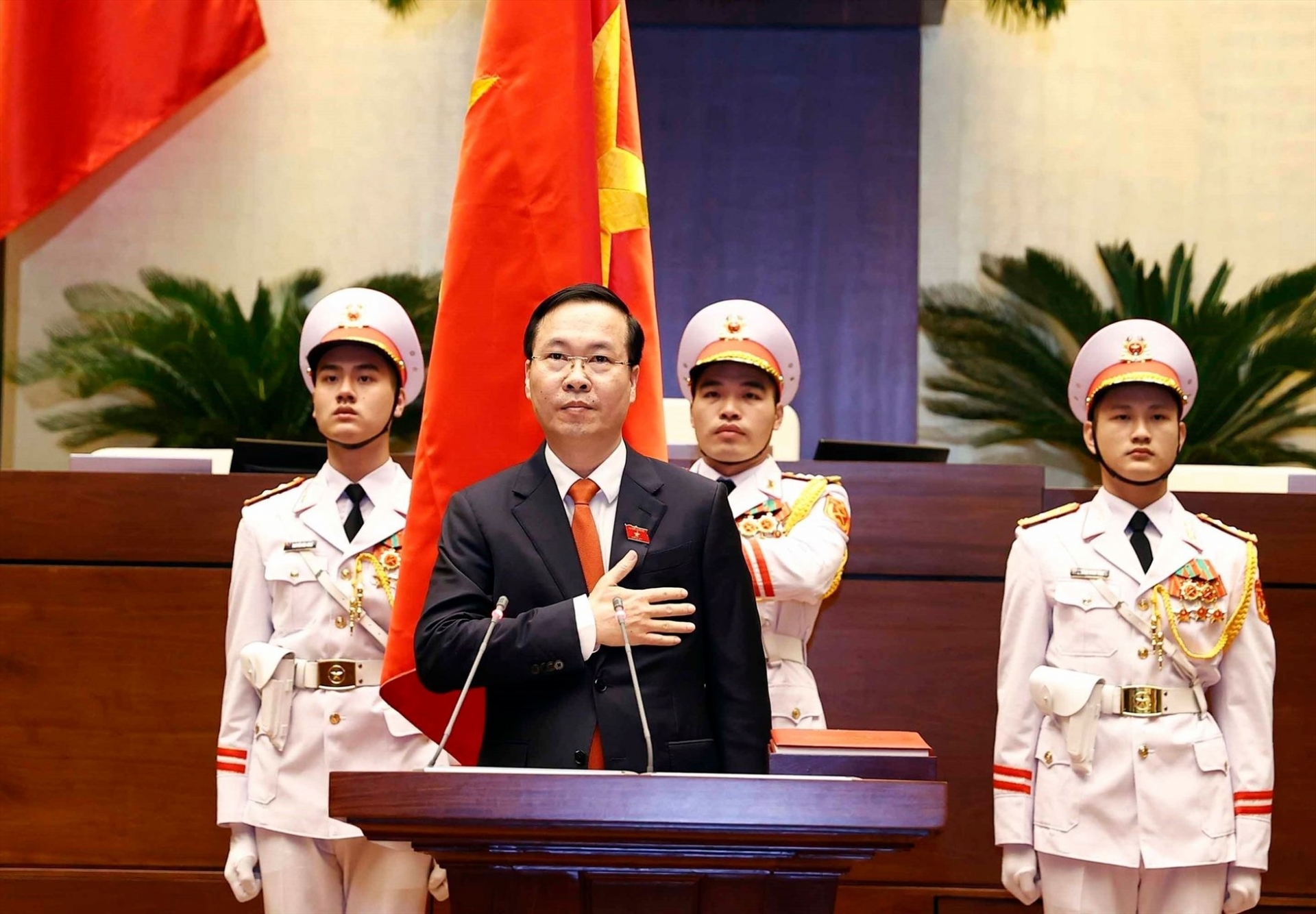 越南社会主义共和国主席武文赏宣誓就职。 越南社会主义共和国主席武文赏宣誓就职。
