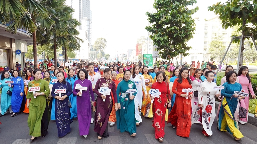 胡志明市3000人参加奥黛步行活动。图自人民军队报 胡志明市3000人参加奥黛步行活动。图自人民军队报
