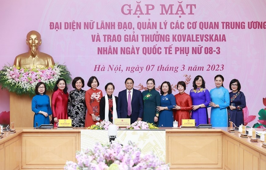 范明政总理与各位女性领导合影。图自越通社 范明政总理与各位女性领导合影。图自越通社