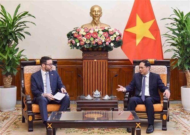 越南外交部长裴青山会见大不列颠及北爱尔兰联合王国驻越南大使伊恩·弗鲁。 越南外交部长裴青山会见大不列颠及北爱尔兰联合王国驻越南大使伊恩·弗鲁。