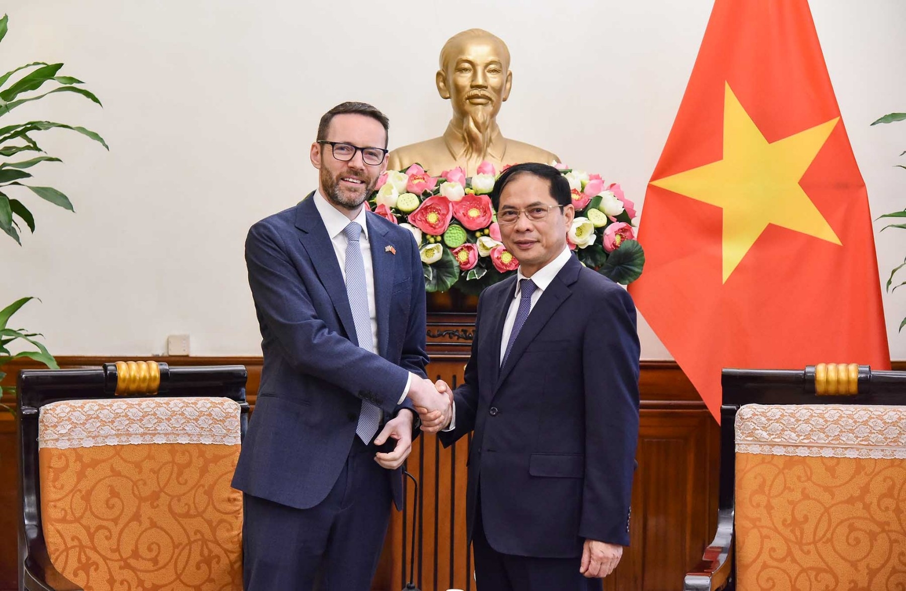 越南外交部长裴青山在外交部总部会见了大不列颠及北爱尔兰联合王国驻越南大使伊恩·弗鲁。 越南外交部长裴青山在外交部总部会见了大不列颠及北爱尔兰联合王国驻越南大使伊恩·弗鲁。