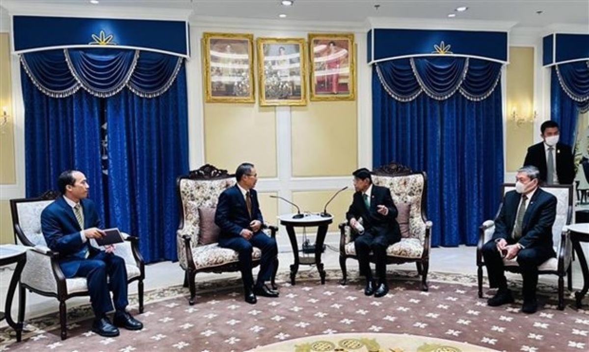 泰国副总理威沙努·戈岸(Wissanu Krea-Ngam)亲切会见越南驻泰国大使潘志成。图自越通社 泰国副总理威沙努·戈岸(Wissanu Krea-Ngam)亲切会见越南驻泰国大使潘志成。图自越通社