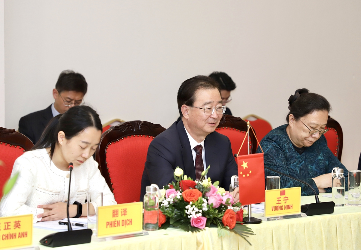 河江省委书记邓国庆向云南省委书记王宁发表讲话。 河江省委书记邓国庆向云南省委书记王宁发表讲话。