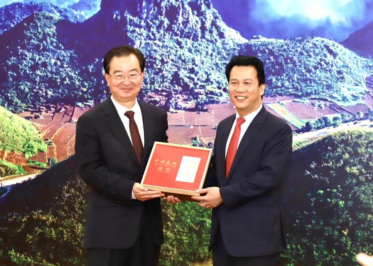 云南省委书记王宁向河江省委书记邓国庆送纪念礼物。 云南省委书记王宁向河江省委书记邓国庆送纪念礼物。