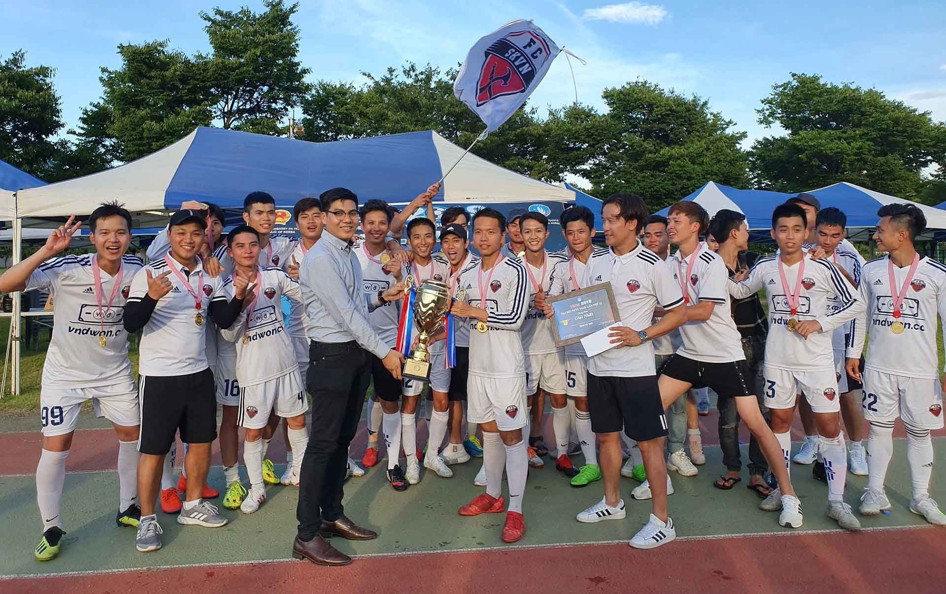 驻韩越南学生会会长陈善光和留学生在一项交流活动合影。 驻韩越南学生会会长陈善光和留学生在一项交流活动合影。