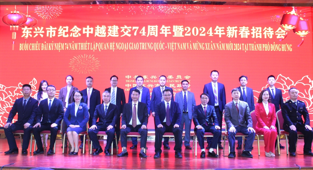 越南芒街市代表团与中国东兴市代表团。 越南芒街市代表团与中国东兴市代表团。