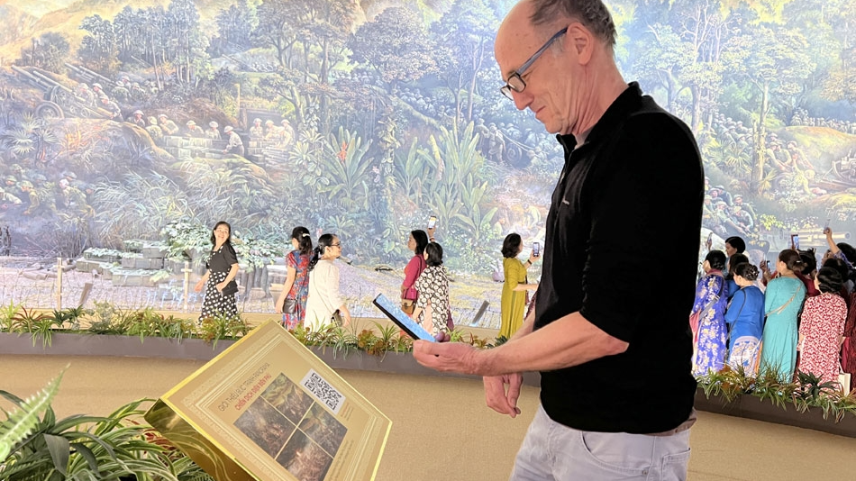 外国游客扫描二维码了解奠边府战役全景画。 外国游客扫描二维码了解奠边府战役全景画。