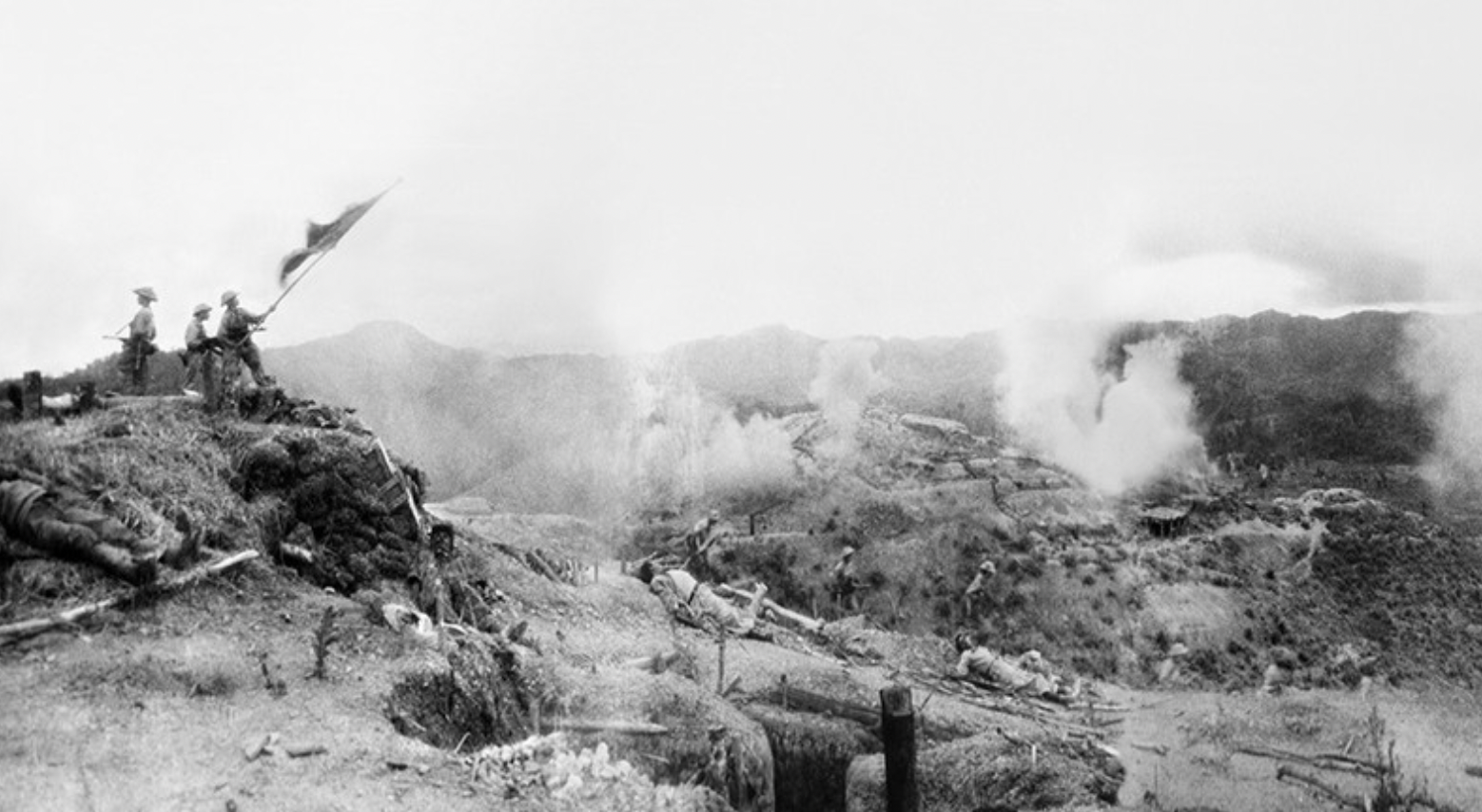 独立丘全景，1954年3月14日，在我军彻底摧毁欣蓝抵抗中心后，突击兵在敌军指挥掩体顶上高高举起胡志明主席的崇高奖项——决战决胜旗帜。图片来源：越通社