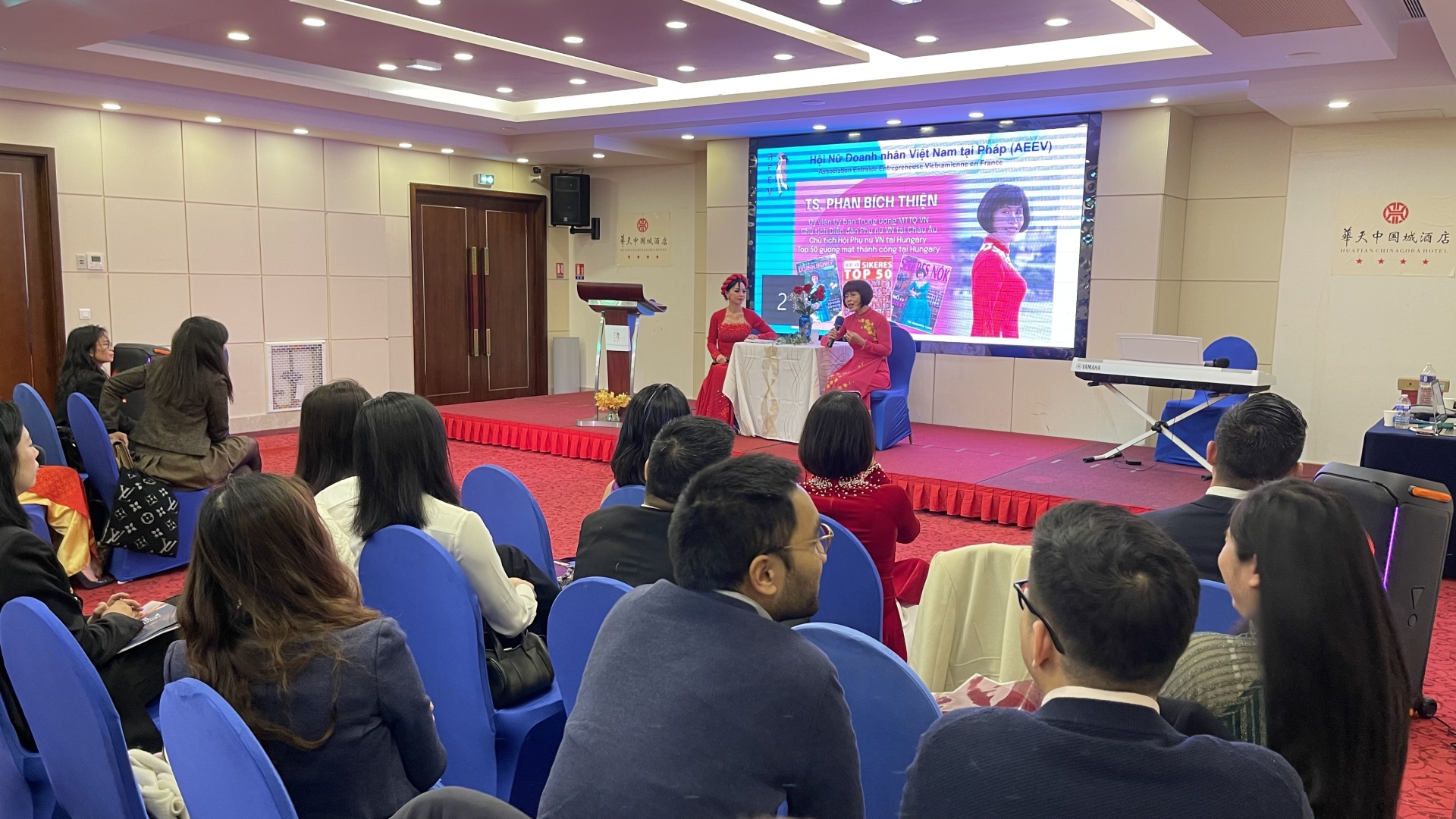 此次活动以“感谢和表彰法国越南女企业家”为主题,吸引了大批在法国越南人界有影响力的女企业家参加,尤其是斯蒂芬妮·杜(Stéphanie Đỗ)——第一位担任法国国民议会议员(2017-2022年任期)的越裔妇女的出席。活动中,会员聆听了斯蒂芬妮·杜女士讲述自己的挣扎以及女性从政时面临的挑战。除了特邀演讲嘉宾外,该节目还邀请律师和投资顾问交流有关法律程序、商法以及投资和贸易机会的信息;同时,为想要在商业领域进一步发展的女性提供有益的建议。组委会还邀请律师和投资顾问前来就法律程序、贸易法、投资贸易机会等方面进行交流,同时为女性代表希望进一步发展经营活动建言献策。值此机会,AEEV表彰了为2023年该协会的活动做出积极贡献的优秀女性企业家。AEEV成立于2022年底,是一个连接旅居法国和其他国家的越南女企业家网络的非政府组织,意在帮助旅外越南女企业在商场上互相帮助,分享经验,并在法律程序、投资、贸易、定居法国等发面提供支持。此外,该协会还在法国和越南举行有关孤儿、自闭症儿童、老人、残疾人、贫困患者等爱心活动。 此次活动以“感谢和表彰法国越南女企业家”为主题,吸引了大批在法国越南人界有影响力的女企业家参加,尤其是斯蒂芬妮·杜(Stéphanie Đỗ)——第一位担任法国国民议会议员(2017-2022年任期)的越裔妇女的出席。活动中,会员聆听了斯蒂芬妮·杜女士讲述自己的挣扎以及女性从政时面临的挑战。除了特邀演讲嘉宾外,该节目还邀请律师和投资顾问交流有关法律程序、商法以及投资和贸易机会的信息;同时,为想要在商业领域进一步发展的女性提供有益的建议。组委会还邀请律师和投资顾问前来就法律程序、贸易法、投资贸易机会等方面进行交流,同时为女性代表希望进一步发展经营活动建言献策。值此机会,AEEV表彰了为2023年该协会的活动做出积极贡献的优秀女性企业家。AEEV成立于2022年底,是一个连接旅居法国和其他国家的越南女企业家网络的非政府组织,意在帮助旅外越南女企业在商场上互相帮助,分享经验,并在法律程序、投资、贸易、定居法国等发面提供支持。此外,该协会还在法国和越南举行有关孤儿、自闭症儿童、老人、残疾人、贫困患者等爱心活动。