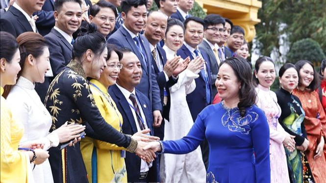 越南国家代主席武氏映春与越南青年企业家协会代表会面。