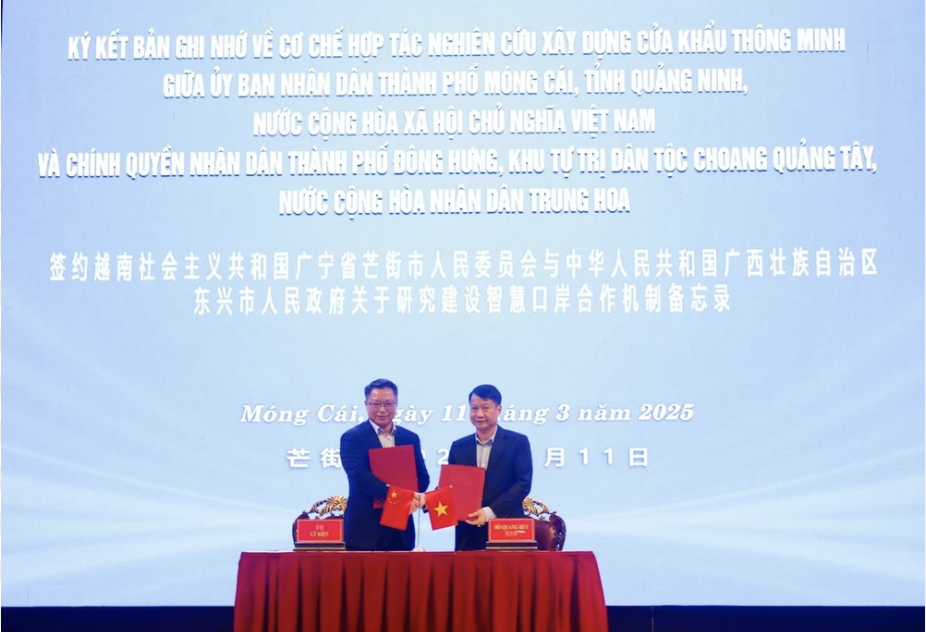 芒街市人民委员会主席胡光辉与东兴市人民政府市长李健共同签署了《芒街市与东兴市关于研究建设智慧口岸合作机制的谅解备忘录》。 芒街市人民委员会主席胡光辉与东兴市人民政府市长李健共同签署了《芒街市与东兴市关于研究建设智慧口岸合作机制的谅解备忘录》。