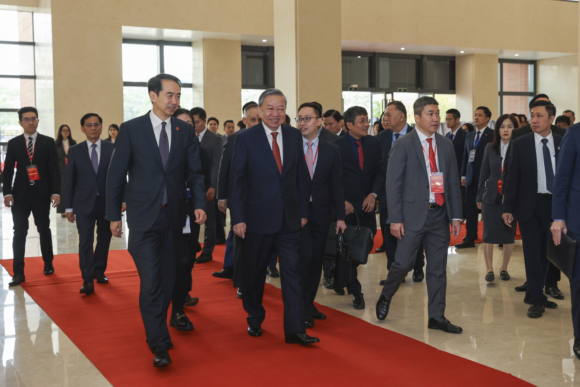 出席活动的有越南党和国家现任及原领导人、各部委、行业、越南祖国阵线、越南友好组织联合会、越中友好协会代表;中国驻越南大使及使馆官员、中国友好人士代表、在越中资企业代表以及800余名越中两国留学生、大学生。 越共中央总书记苏林出席越中各时期留学生、大学生见面会