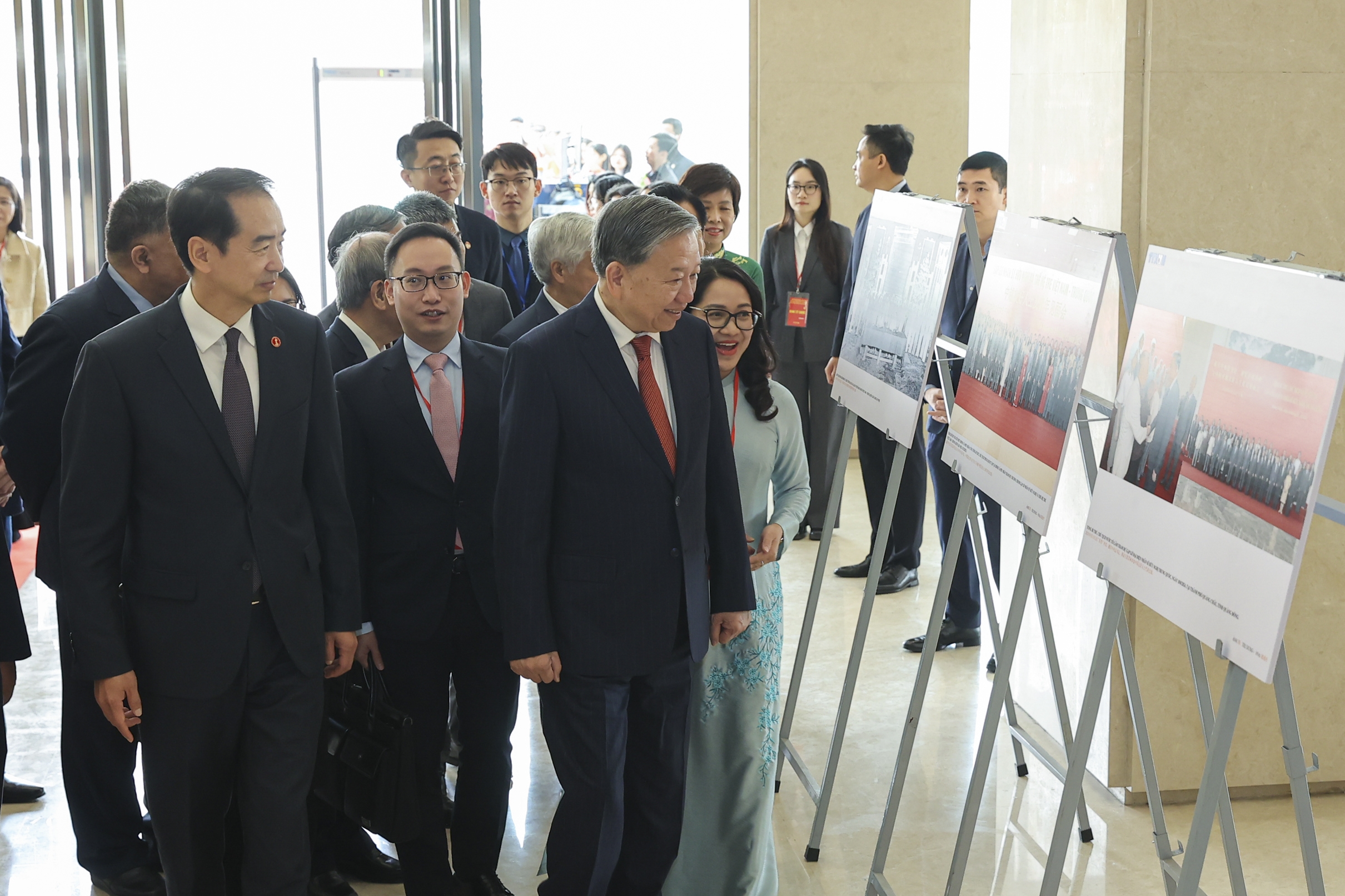 越共中央总书记苏林出席越中各时期留学生、大学生见面会 越共中央总书记苏林出席越中各时期留学生、大学生见面会