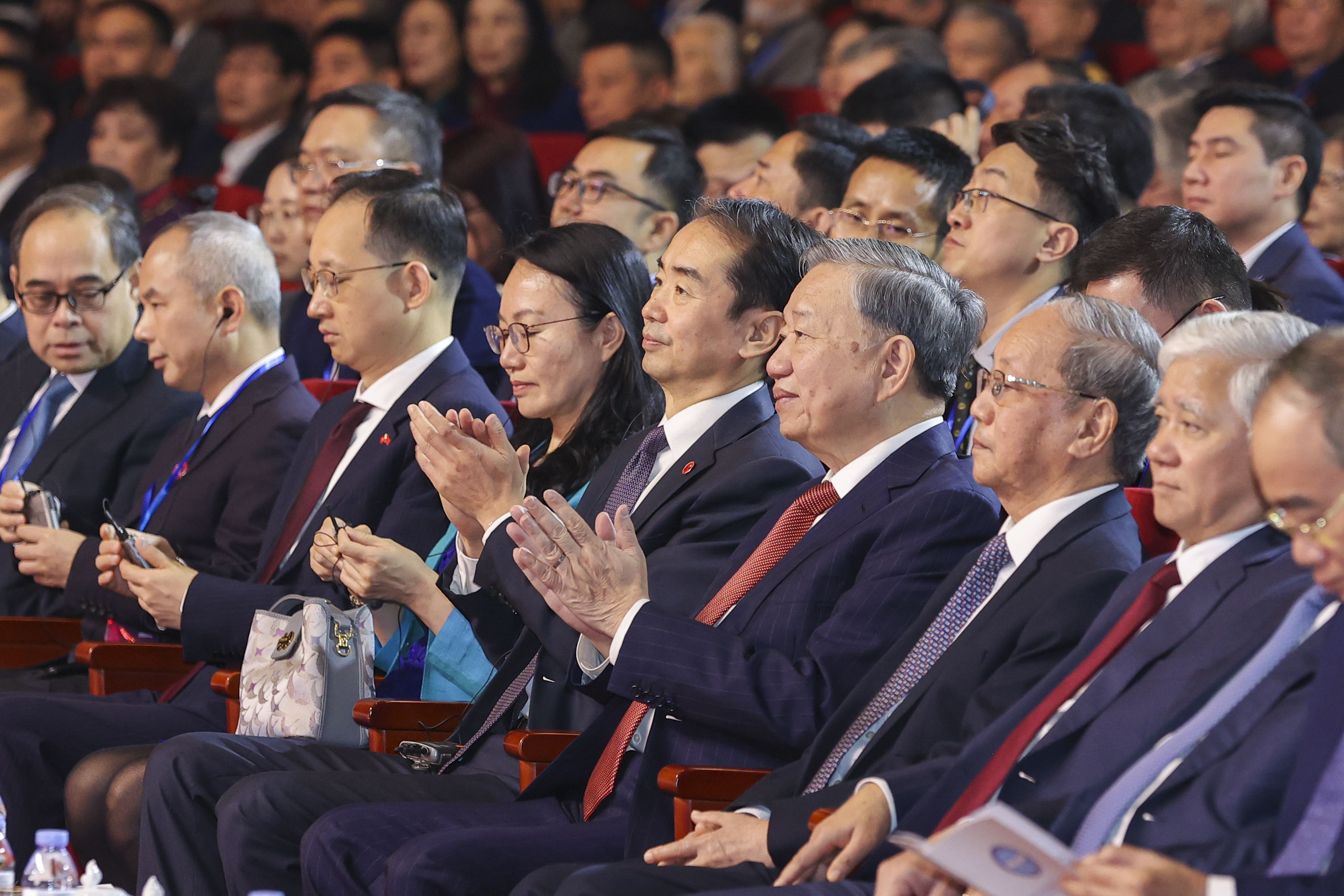 越共中央总书记苏林出席越中各时期留学生、大学生见面会 越共中央总书记苏林出席越中各时期留学生、大学生见面会