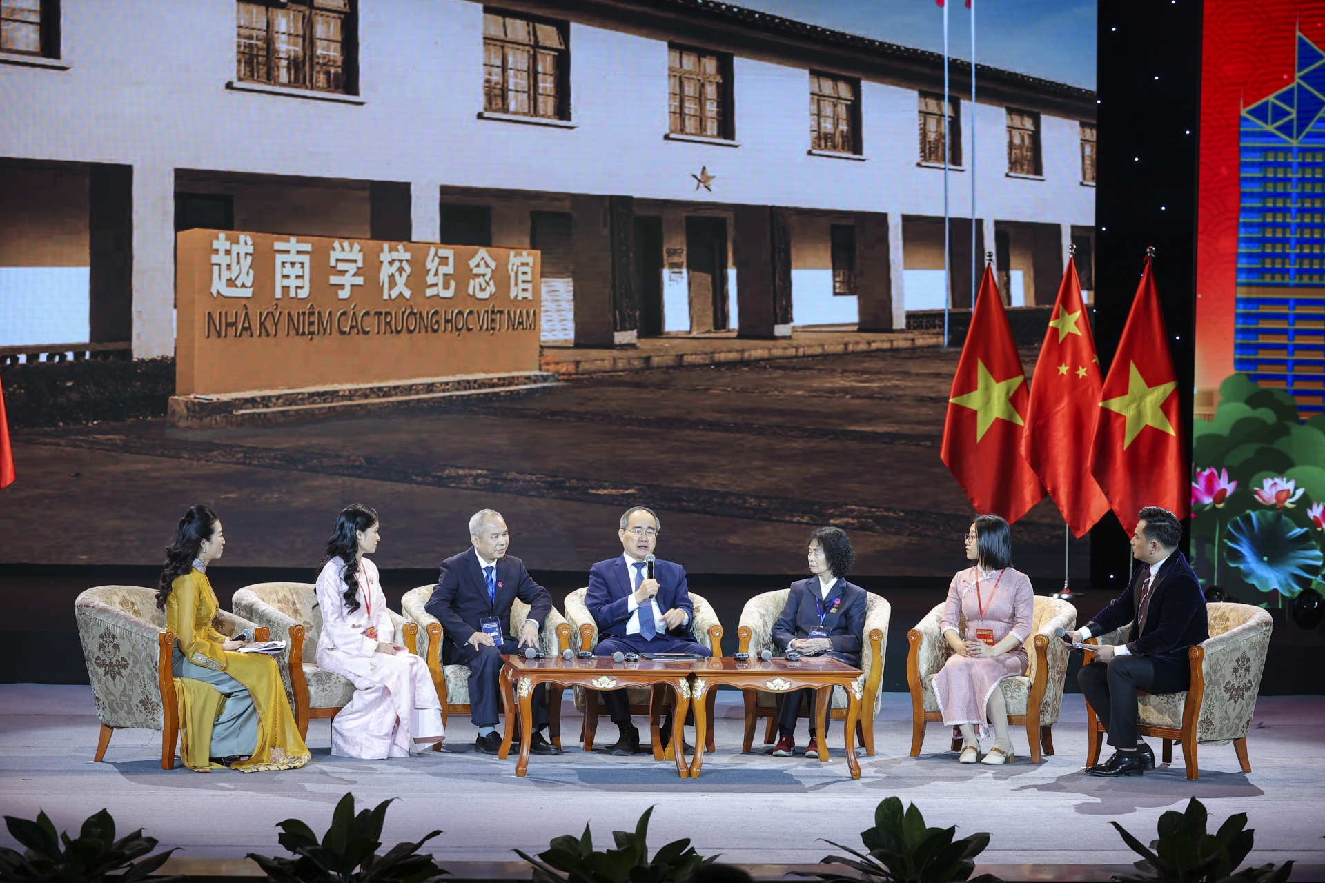 阮善仁先生(右四) 阮善仁先生(右四)