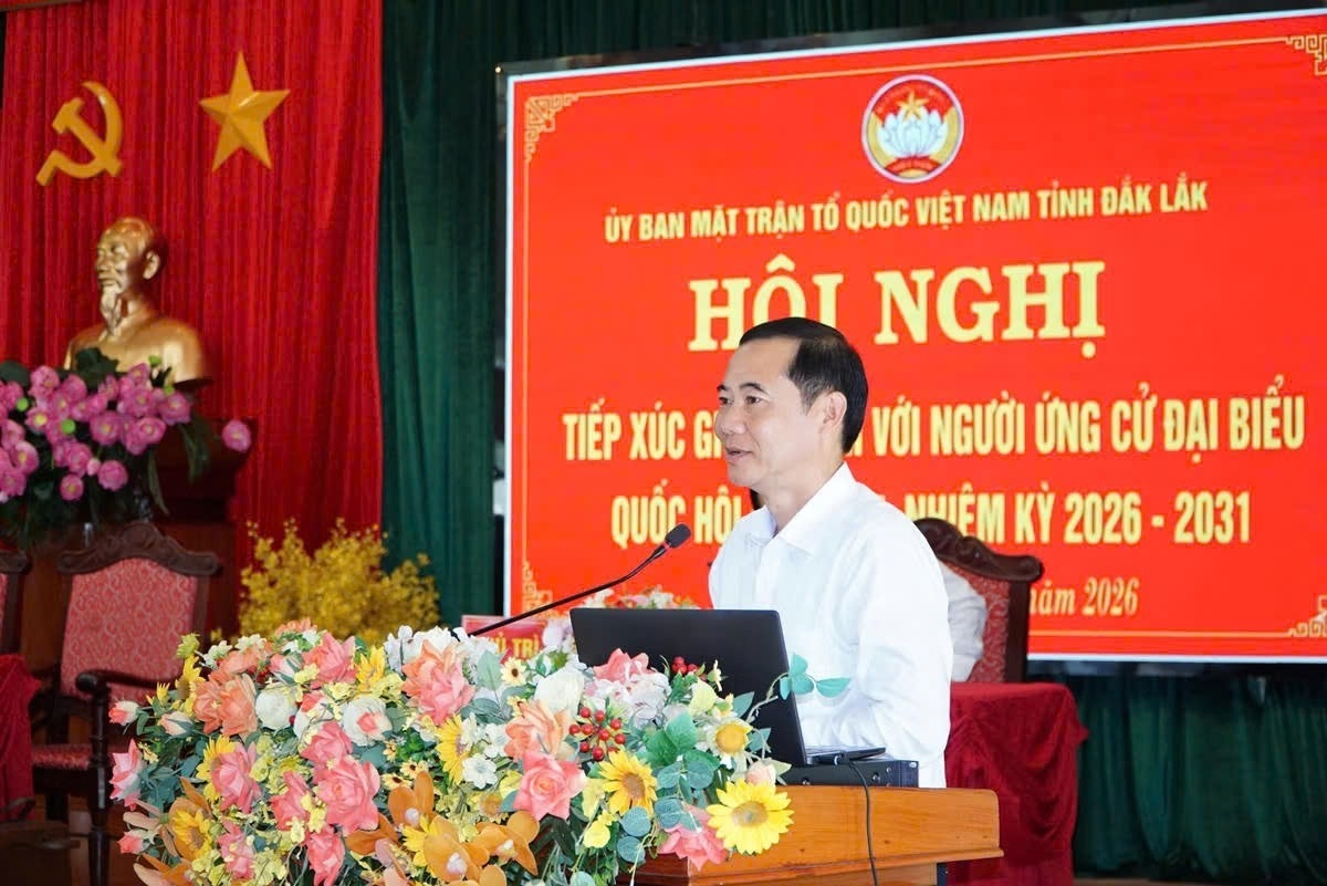 祖国阵线及中央各团体党委副书记阮泰学先生在多乐省第一选区第十六届国会代表候选人与选民接触会议上陈述行动计划。（图片：越南祖国阵线）