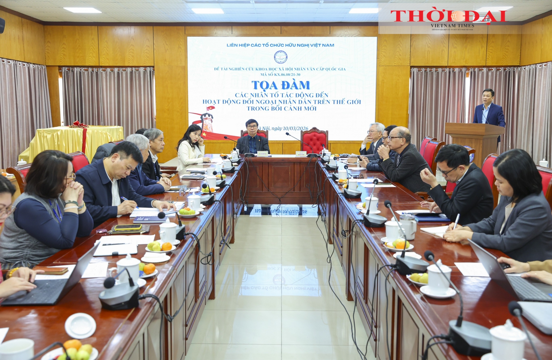 “新背景下影响世界民间外交活动的因素”座谈会。（摄影：丁和）