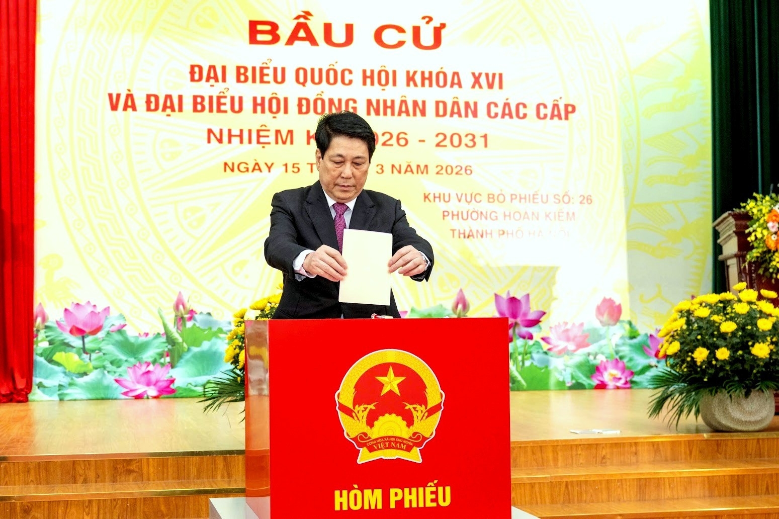 越南国家主席梁强与多位军队高级领导在河内第26号投票站率先投票 越南国家主席梁强与多位军队高级领导在河内第26号投票站率先投票