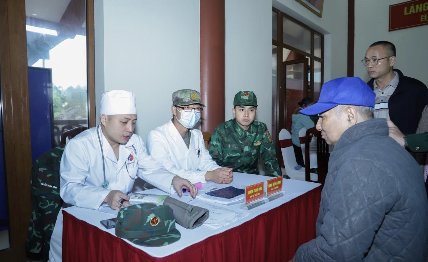 越中两国军医干部在横模 社为民众看病并提供健康咨询。摄影:玉林 越中两国军医干部在横模 社为民众看病并提供健康咨询。摄影:玉林