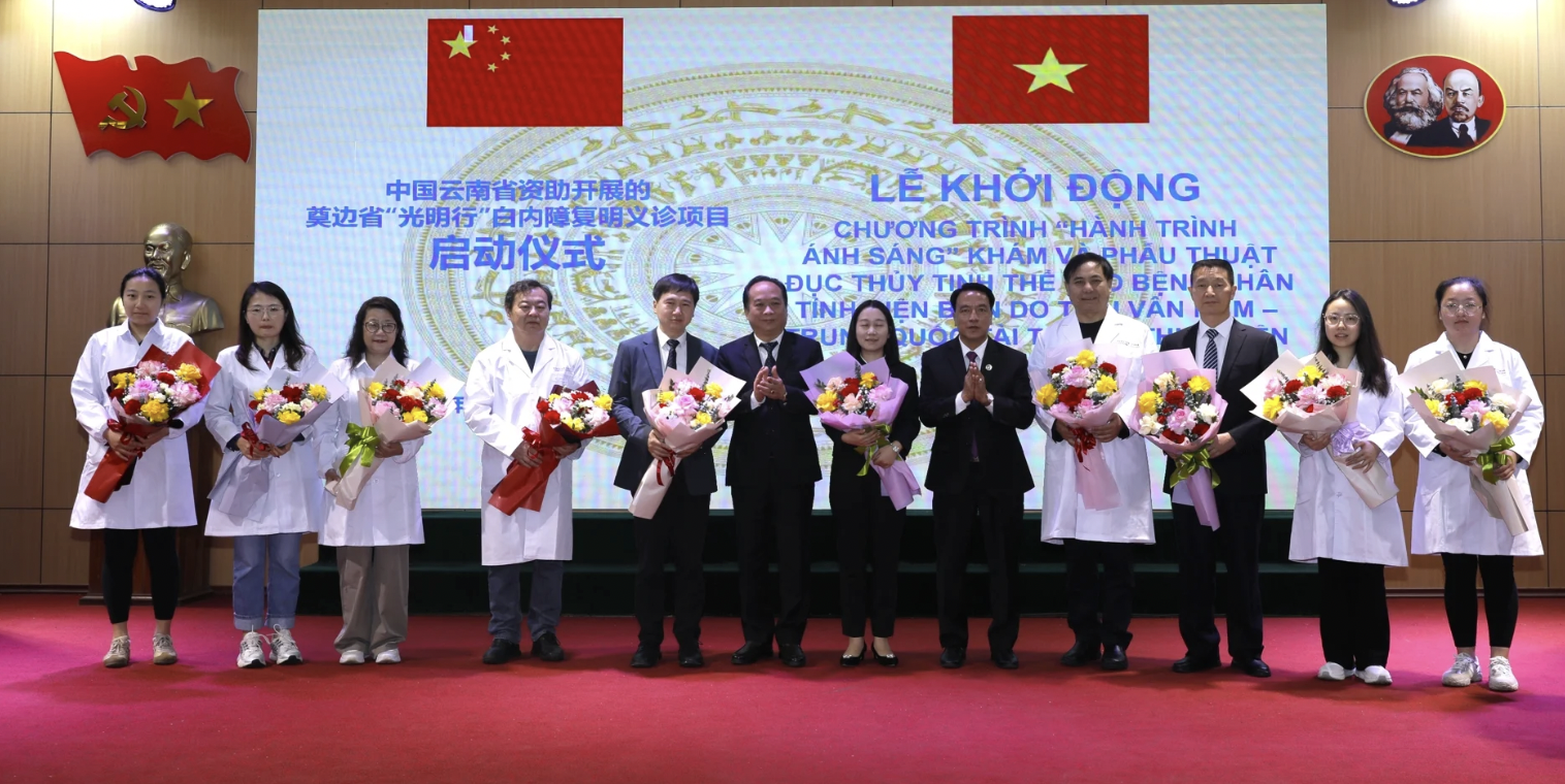 奠边省人民委员会副主席阮明富向参加“光明行”项目的医护团队献花。摄影:荣维。 奠边省人民委员会副主席阮明富向参加“光明行”项目的医护团队献花。摄影:荣维。