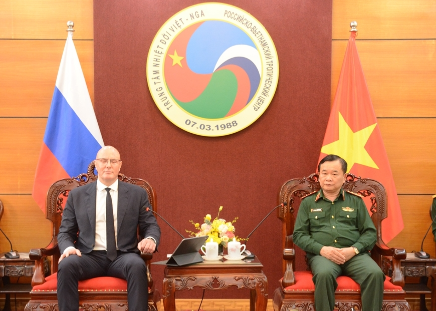 俄罗斯联邦政府副总理德米特里•切尔内申科(Dmitry Chernyshenko)在访问越南期间造访了越俄热带中心。 俄罗斯联邦政府副总理德米特里•切尔内申科(Dmitry Chernyshenko)在访问越南期间造访了越俄热带中心。