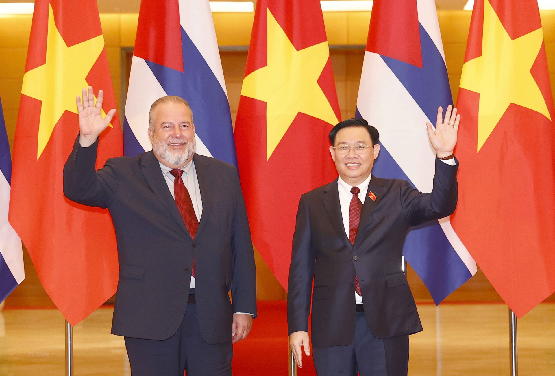 资料图:越南国会主席王廷惠(右)会见古巴总理曼努埃尔·马雷罗。 资料图:越南国会主席王廷惠(右)会见古巴总理曼努埃尔·马雷罗。