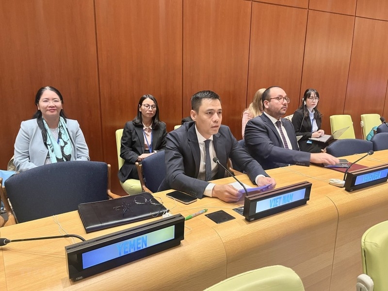 越南常驻联合国代表团团长邓黄江大使在谈论上发表讲话。