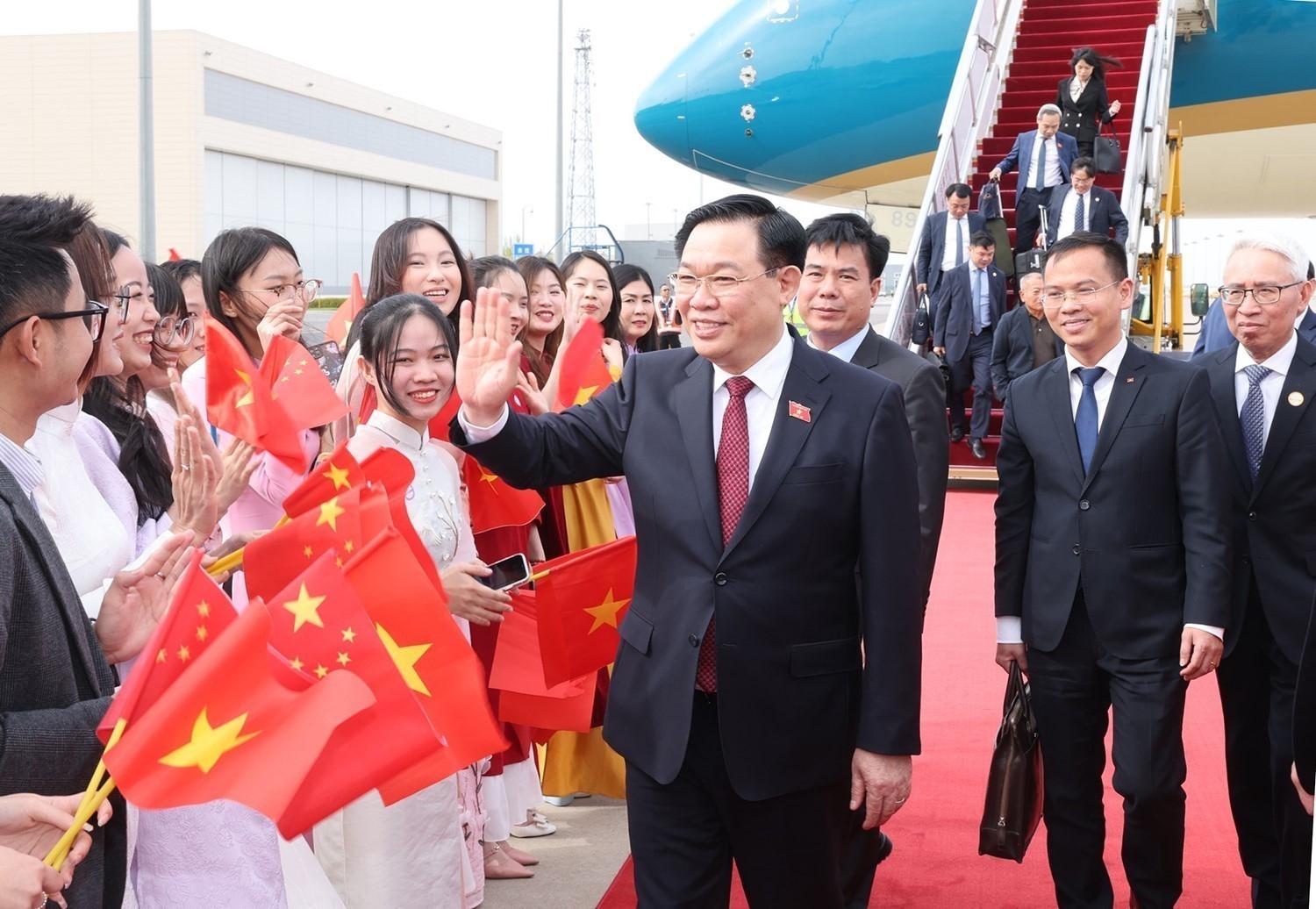 北京时间7日14时50分,由越南国会主席王廷惠为首的越南社会主义共和国高级代表团抵达北京,开始访华之行。 北京时间7日14时50分,由越南国会主席王廷惠为首的越南社会主义共和国高级代表团抵达北京,开始访华之行。