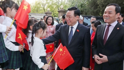 国会主席王廷惠会见旅华越南人社群